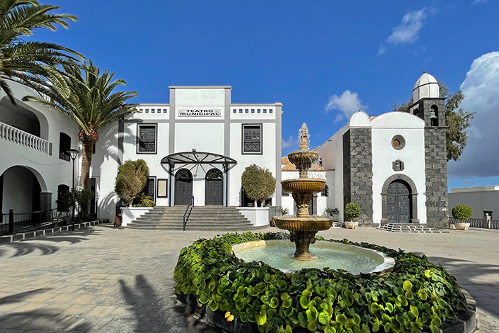 San Bartolomé, Kirche und Theater