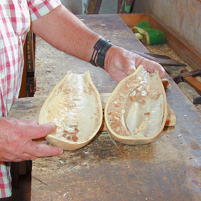 La calabaza se corta en 2 mitades.